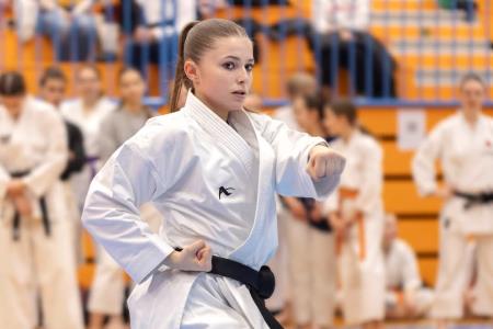 Elma Lišinović med nastopom v katah